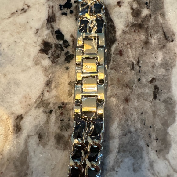 New Black and Gold Smartwatch Band - Picture 4 of 5